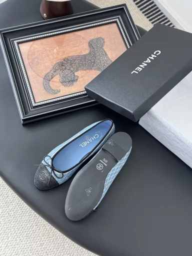 Chanel new color ballet shoes1:1 replica of the original, a classic among classics, perfect with pants or skirts, the small round toe design is a good way to modify the foot shape, a must-have for fairies!