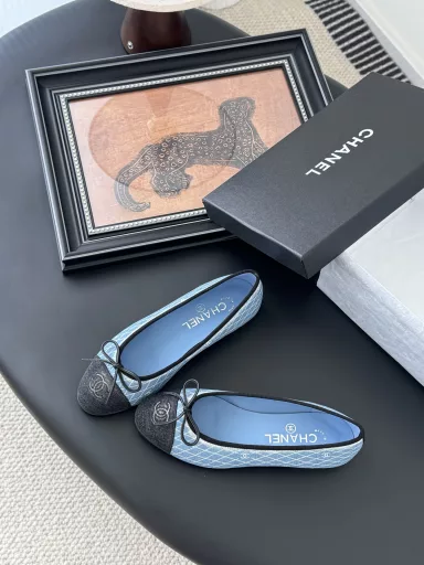 Chanel new color ballet shoes1:1 replica of the original, a classic among classics, perfect with pants or skirts, the small round toe design is a good way to modify the foot shape, a must-have for fairies!