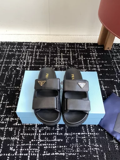 PRADA 25ss Spring and Summer New Style Leather and Rubber Sole SandalsReminds me of the Velcro sandals my classmates wore when I was in schoolClassic design, never out of date. When choosing shoes, comfort is the most important thing. This pair of shoes has a flat sole design, is non-slip and wear-resistantVersatile and fashionable for spring and summer travel, versatile and cool, a must-have color for dopamine summer~
