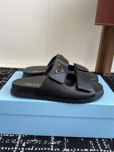 PRADA 25ss Spring and Summer New Style Leather and Rubber Sole SandalsReminds me of the Velcro sandals my classmates wore when I was in schoolClassic design, never out of date. When choosing shoes, comfort is the most important thing. This pair of shoes has a flat sole design, is non-slip and wear-resistantVersatile and fashionable for spring and summer travel, versatile and cool, a must-have color for dopamine summer~