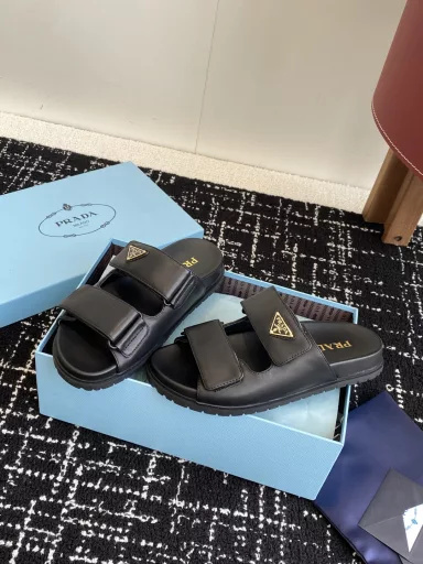 PRADA 25ss Spring and Summer New Style Leather and Rubber Sole SandalsReminds me of the Velcro sandals my classmates wore when I was in schoolClassic design, never out of date. When choosing shoes, comfort is the most important thing. This pair of shoes has a flat sole design, is non-slip and wear-resistantVersatile and fashionable for spring and summer travel, versatile and cool, a must-have color for dopamine summer~