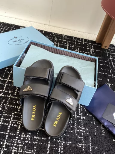 PRADA 25ss Spring and Summer New Style Leather and Rubber Sole SandalsReminds me of the Velcro sandals my classmates wore when I was in schoolClassic design, never out of date. When choosing shoes, comfort is the most important thing. This pair of shoes has a flat sole design, is non-slip and wear-resistantVersatile and fashionable for spring and summer travel, versatile and cool, a must-have color for dopamine summer~
