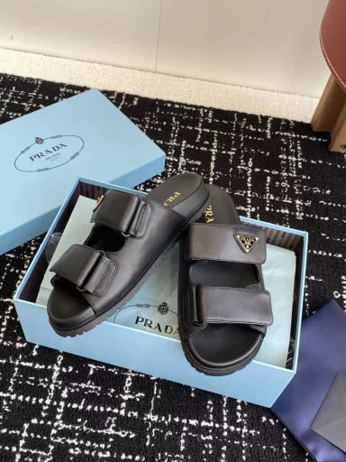 PRADA 25ss Spring and Summer New Style Leather and Rubber Sole SandalsReminds me of the Velcro sandals my classmates wore when I was in schoolClassic design, never out of date. When choosing shoes, comfort is the most important thing. This pair of shoes has a flat sole design, is non-slip and wear-resistantVersatile and fashionable for spring and summer travel, versatile and cool, a must-have color for dopamine summer~