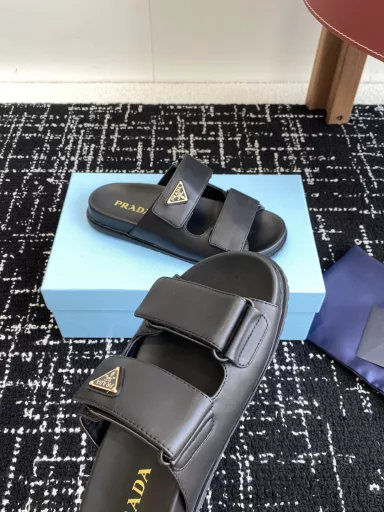 PRADA 25ss Spring and Summer New Style Leather and Rubber Sole SandalsReminds me of the Velcro sandals my classmates wore when I was in schoolClassic design, never out of date. When choosing shoes, comfort is the most important thing. This pair of shoes has a flat sole design, is non-slip and wear-resistantVersatile and fashionable for spring and summer travel, versatile and cool, a must-have color for dopamine summer~