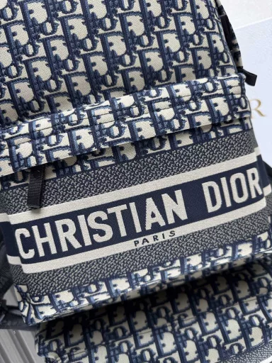 The DiorTravel backpack combines classic Dior details with a modern and practical design. Crafted from blue jacquard technical fabric, it features an all-over Oblique print and a striking Christian Dior Paris signature on the front. The spacious main compartment is easily opened with a zipper for easy storage and access to all your daily essentials. It can be carried on the shoulder or as a backpack thanks to the handles and shoulder straps.Christian Dior Paris signature on the frontAdjustable strapsFront zip pocket