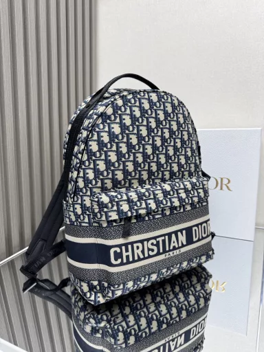 The DiorTravel backpack combines classic Dior details with a modern and practical design. Crafted from blue jacquard technical fabric, it features an all-over Oblique print and a striking Christian Dior Paris signature on the front. The spacious main compartment is easily opened with a zipper for easy storage and access to all your daily essentials. It can be carried on the shoulder or as a backpack thanks to the handles and shoulder straps.Christian Dior Paris signature on the frontAdjustable strapsFront zip pocket