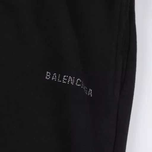 Balenciaga BLCG back hot diamond shortsCustomized high-density velvet terry cotton, using high-temperature air-bumping machine to press and iron the fabric. The high-temperature gas contacts the fabric, and the heat and pressure are used to press and iron the fabric, which can ensure the uniformity of heat distribution. The fixed-position artificial grinding and sanding are used. The fabric is rubbed and worn locally by manual operation, and the surface of the fabric will form a natural damaged and torn effect and a layer of short and dense fluff. It is time-consuming and labor-intensive, and the daily output is low. The fabrics are washed and aged, and the texture is better. It is not easy to deform, shrink, or fade. Customized accessories and loose version