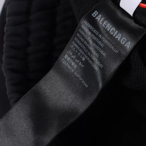 Balenciaga BLCG back hot diamond shortsCustomized high-density velvet terry cotton, using high-temperature air-bumping machine to press and iron the fabric. The high-temperature gas contacts the fabric, and the heat and pressure are used to press and iron the fabric, which can ensure the uniformity of heat distribution. The fixed-position artificial grinding and sanding are used. The fabric is rubbed and worn locally by manual operation, and the surface of the fabric will form a natural damaged and torn effect and a layer of short and dense fluff. It is time-consuming and labor-intensive, and the daily output is low. The fabrics are washed and aged, and the texture is better. It is not easy to deform, shrink, or fade. Customized accessories and loose version