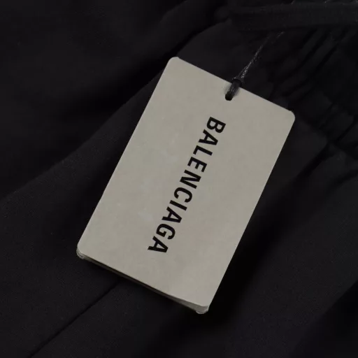 Balenciaga BLCG back hot diamond shortsCustomized high-density velvet terry cotton, using high-temperature air-bumping machine to press and iron the fabric. The high-temperature gas contacts the fabric, and the heat and pressure are used to press and iron the fabric, which can ensure the uniformity of heat distribution. The fixed-position artificial grinding and sanding are used. The fabric is rubbed and worn locally by manual operation, and the surface of the fabric will form a natural damaged and torn effect and a layer of short and dense fluff. It is time-consuming and labor-intensive, and the daily output is low. The fabrics are washed and aged, and the texture is better. It is not easy to deform, shrink, or fade. Customized accessories and loose version