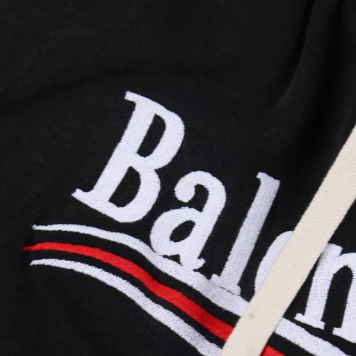 Balenciaga Coke Embroidered Terry ShortsThe fabric is customized from the original, which is very time-consuming and wasteful. The density and feel are consistent with the original. The elastic waist is matched, and the waistline can be easily adjusted. The black webbing design on the side is the finishing touch of the whole pants, which is more personalized and advanced. The loose wide-leg pants style can instantly turn the upper body into long legs. The feel is soft and delicate, and the upper body is very comfortable. It is easy to match without any entanglement when going out.