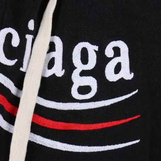 Balenciaga Coke Embroidered Terry ShortsThe fabric is customized from the original, which is very time-consuming and wasteful. The density and feel are consistent with the original. The elastic waist is matched, and the waistline can be easily adjusted. The black webbing design on the side is the finishing touch of the whole pants, which is more personalized and advanced. The loose wide-leg pants style can instantly turn the upper body into long legs. The feel is soft and delicate, and the upper body is very comfortable. It is easy to match without any entanglement when going out.