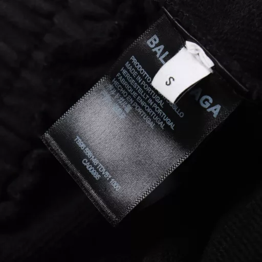 Balenciaga Coke Embroidered Terry ShortsThe fabric is customized from the original, which is very time-consuming and wasteful. The density and feel are consistent with the original. The elastic waist is matched, and the waistline can be easily adjusted. The black webbing design on the side is the finishing touch of the whole pants, which is more personalized and advanced. The loose wide-leg pants style can instantly turn the upper body into long legs. The feel is soft and delicate, and the upper body is very comfortable. It is easy to match without any entanglement when going out.
