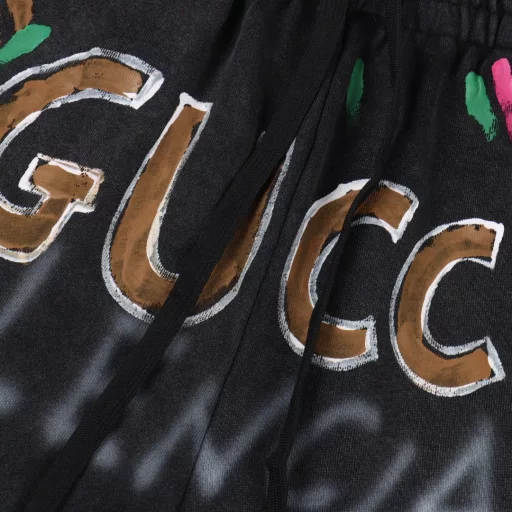 Balenciaga hand-painted letter terry shortsThe fabric is customized from the original, which is very time-consuming and wasteful. The density and feel are consistent with the original. The elastic waist is matched, and the waistline can be easily adjusted. The black webbing design on the side is the finishing touch of the whole pants, which is more personalized and advanced. The loose wide-leg pants style makes the upper body look like long legs in seconds. The feel is soft and delicate, and the upper body is very comfortable. You don’t have to worry about going out, and it is easy to match.