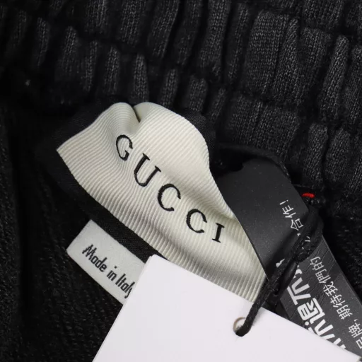 Balenciaga hand-painted letter terry shortsThe fabric is customized from the original, which is very time-consuming and wasteful. The density and feel are consistent with the original. The elastic waist is matched, and the waistline can be easily adjusted. The black webbing design on the side is the finishing touch of the whole pants, which is more personalized and advanced. The loose wide-leg pants style makes the upper body look like long legs in seconds. The feel is soft and delicate, and the upper body is very comfortable. You don’t have to worry about going out, and it is easy to match.
