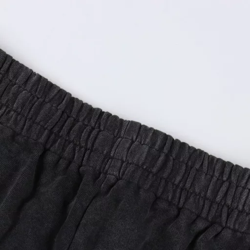 Balenciaga hand-painted letter terry shortsThe fabric is customized from the original, which is very time-consuming and wasteful. The density and feel are consistent with the original. The elastic waist is matched, and the waistline can be easily adjusted. The black webbing design on the side is the finishing touch of the whole pants, which is more personalized and advanced. The loose wide-leg pants style makes the upper body look like long legs in seconds. The feel is soft and delicate, and the upper body is very comfortable. You don’t have to worry about going out, and it is easy to match.