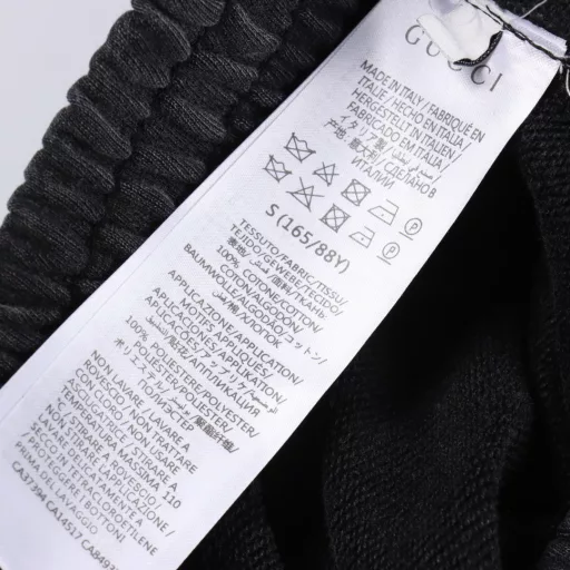 Balenciaga hand-painted letter terry shortsThe fabric is customized from the original, which is very time-consuming and wasteful. The density and feel are consistent with the original. The elastic waist is matched, and the waistline can be easily adjusted. The black webbing design on the side is the finishing touch of the whole pants, which is more personalized and advanced. The loose wide-leg pants style makes the upper body look like long legs in seconds. The feel is soft and delicate, and the upper body is very comfortable. You don’t have to worry about going out, and it is easy to match.