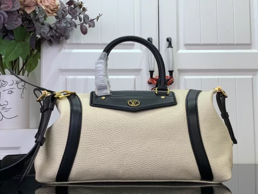 The brand's pixelated sheepskin leather embodies the spirit of adventure. The V-shaped contrasting leather patch features the LV Circle logo, the side straps can be retracted and the comfortable leather shoulder strap is convenient for shoulder or crossbody carry.