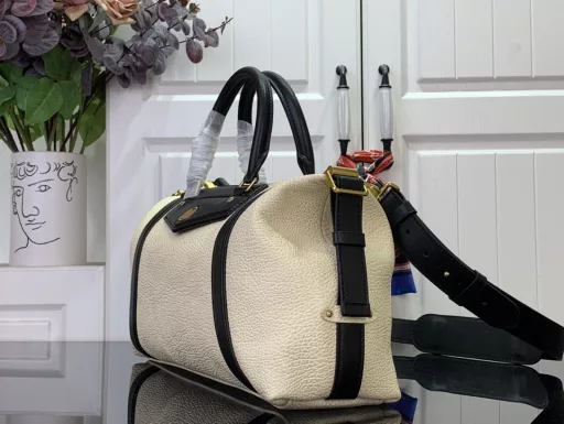 The brand's pixelated sheepskin leather embodies the spirit of adventure. The V-shaped contrasting leather patch features the LV Circle logo, the side straps can be retracted and the comfortable leather shoulder strap is convenient for shoulder or crossbody carry.