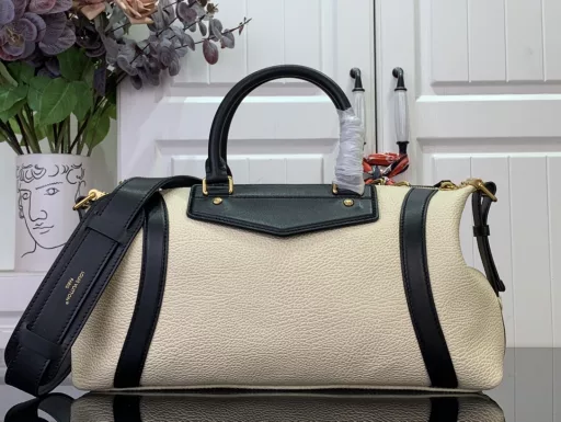 The brand's pixelated sheepskin leather embodies the spirit of adventure. The V-shaped contrasting leather patch features the LV Circle logo, the side straps can be retracted and the comfortable leather shoulder strap is convenient for shoulder or crossbody carry.