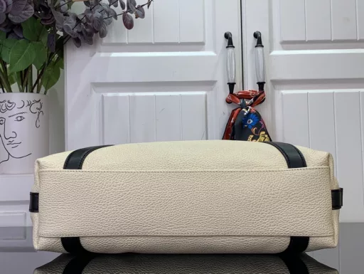 The brand's pixelated sheepskin leather embodies the spirit of adventure. The V-shaped contrasting leather patch features the LV Circle logo, the side straps can be retracted and the comfortable leather shoulder strap is convenient for shoulder or crossbody carry.