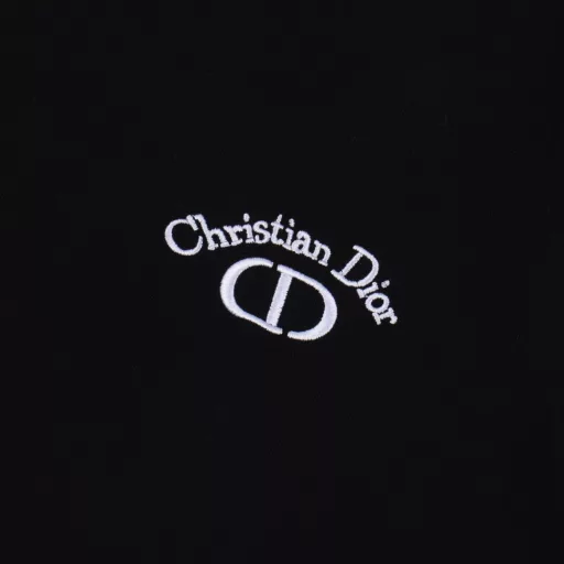 Dior CD Embroidered LOGO Short Sleeve Polo ShirtMade of cotton pique mesh fabric, customized material 260g long-staple cotton, collar is made of double-system jacquard flat machine, elastic, no deformation, all clothes are bound with original cloth, double-layer chest tube, no visible lines, no loose edges, cuffs, chest tube bottom, shoulder seam bone wrap, customized accessories three labels! Fashionable and versatile, to wear a fashionable street style, many bloggers on Xiaohongshu recommend this Polo shirt at the right time, the details are more carefully reinforced collar shape, long-term wear and long-term washing will not deform, absolutely high-quality, perfect!