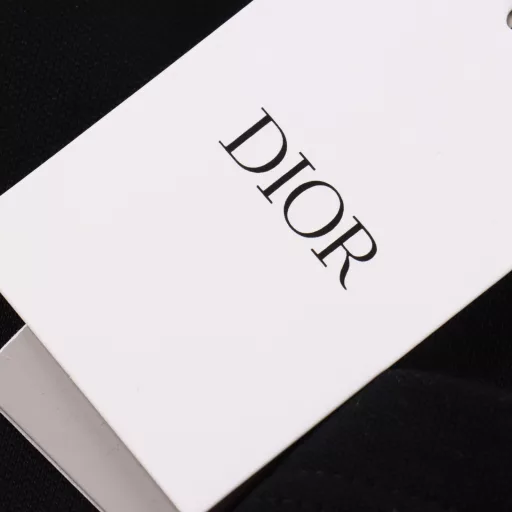 Dior CD Embroidered LOGO Short Sleeve Polo ShirtMade of cotton pique mesh fabric, customized material 260g long-staple cotton, collar is made of double-system jacquard flat machine, elastic, no deformation, all clothes are bound with original cloth, double-layer chest tube, no visible lines, no loose edges, cuffs, chest tube bottom, shoulder seam bone wrap, customized accessories three labels! Fashionable and versatile, to wear a fashionable street style, many bloggers on Xiaohongshu recommend this Polo shirt at the right time, the details are more carefully reinforced collar shape, long-term wear and long-term washing will not deform, absolutely high-quality, perfect!