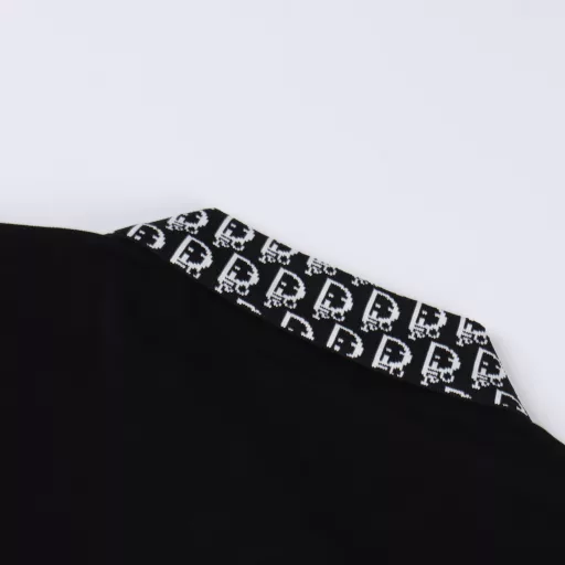 Dior CD Embroidered LOGO Short Sleeve Polo ShirtMade of cotton pique mesh fabric, customized material 260g long-staple cotton, collar is made of double-system jacquard flat machine, elastic, no deformation, all clothes are bound with original cloth, double-layer chest tube, no visible lines, no loose edges, cuffs, chest tube bottom, shoulder seam bone wrap, customized accessories three labels! Fashionable and versatile, to wear a fashionable street style, many bloggers on Xiaohongshu recommend this Polo shirt at the right time, the details are more carefully reinforced collar shape, long-term wear and long-term washing will not deform, absolutely high-quality, perfect!