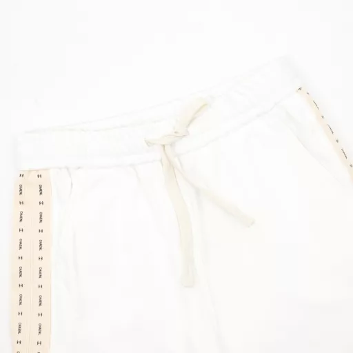 Chanel Logo Ribbon ShortsThe fabric is 360g brushed fabric, which is etched after dyeing. It is treated with silky and ultra-soft treatment compared with the original. The texture of the fabric is clear and obvious, the drape is excellent, and the workmanship is exquisite and meets the export standards. There are 4.5 stitches per centimeter, and each seam is pressed with visible lines. The lines are neat and standard like a ruler. The woven cotton ribbon is tightly woven and soft to the touch. The embroidery process uses the Behringer embroidery machine to make the embroidery color fuller and the embroidery more three-dimensional. The pattern has a good effect on the body. It is the same style for men and women, simple and versatile. It is a heavy-duty item for purchasing, and you can compare any quality on the market at will!