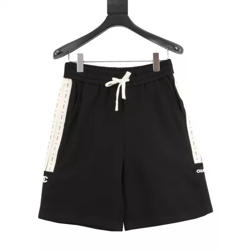 Chanel Logo Ribbon ShortsThe fabric is 360g brushed fabric, which is etched after dyeing. It is treated with silky and ultra-soft treatment compared with the original. The texture of the fabric is clear and obvious, the drape is excellent, and the workmanship is exquisite and meets the export standards. There are 4.5 stitches per centimeter, and each seam is pressed with visible lines. The lines are neat and standard like a ruler. The woven cotton ribbon is tightly woven and soft to the touch. The embroidery process uses the Behringer embroidery machine to make the embroidery color fuller and the embroidery more three-dimensional. The pattern has a good effect on the body. It is the same style for men and women, simple and versatile. It is a heavy-duty item for purchasing, and you can compare any quality on the market at will!