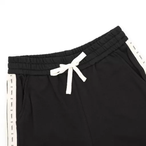 Chanel Logo Ribbon ShortsThe fabric is 360g brushed fabric, which is etched after dyeing. It is treated with silky and ultra-soft treatment compared with the original. The texture of the fabric is clear and obvious, the drape is excellent, and the workmanship is exquisite and meets the export standards. There are 4.5 stitches per centimeter, and each seam is pressed with visible lines. The lines are neat and standard like a ruler. The woven cotton ribbon is tightly woven and soft to the touch. The embroidery process uses the Behringer embroidery machine to make the embroidery color fuller and the embroidery more three-dimensional. The pattern has a good effect on the body. It is the same style for men and women, simple and versatile. It is a heavy-duty item for purchasing, and you can compare any quality on the market at will!
