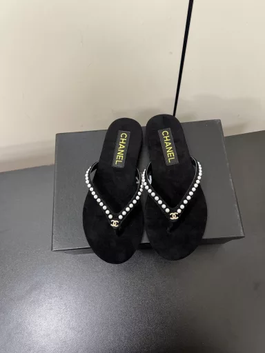 Chanel flip-flopsChanel2025 Chanel early spring latest 🆕 hot style! Summer flip-flops, versatile and slimming style, a pair of slippers with a bursting appearance, it is perfect with any combination! Lazy slippers are worth recommending!