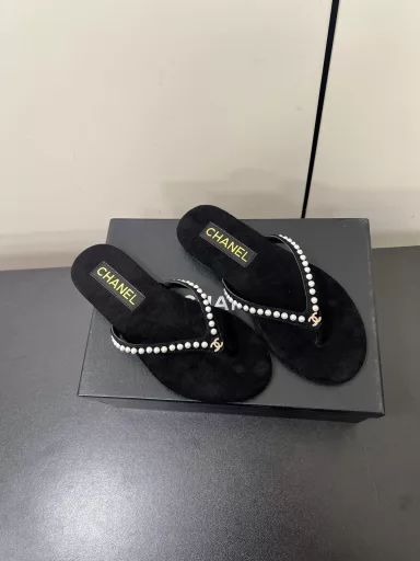 Chanel flip-flopsChanel2025 Chanel early spring latest 🆕 hot style! Summer flip-flops, versatile and slimming style, a pair of slippers with a bursting appearance, it is perfect with any combination! Lazy slippers are worth recommending!