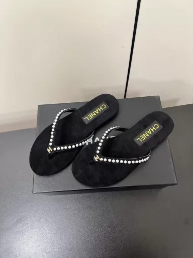 Chanel flip-flopsChanel2025 Chanel early spring latest 🆕 hot style! Summer flip-flops, versatile and slimming style, a pair of slippers with a bursting appearance, it is perfect with any combination! Lazy slippers are worth recommending!