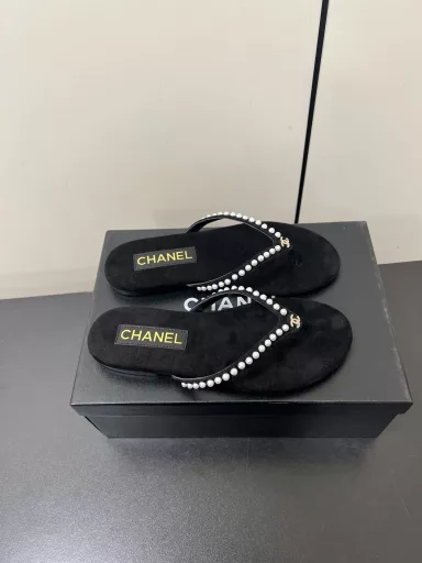 Chanel flip-flopsChanel2025 Chanel early spring latest 🆕 hot style! Summer flip-flops, versatile and slimming style, a pair of slippers with a bursting appearance, it is perfect with any combination! Lazy slippers are worth recommending!
