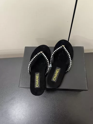 Chanel flip-flopsChanel2025 Chanel early spring latest 🆕 hot style! Summer flip-flops, versatile and slimming style, a pair of slippers with a bursting appearance, it is perfect with any combination! Lazy slippers are worth recommending!