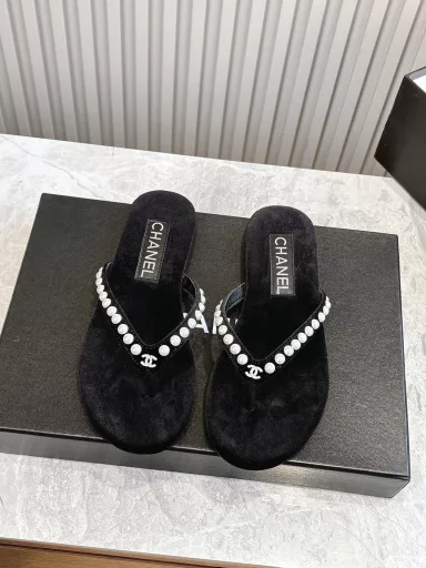 New CHANEL flip-flops!This series is really amazing. How can it be so beautiful!It is really a perfect match for summer. It can be salty or sweet~The upper is made of original velvetThe lining is lambskinGenuine leather outsole