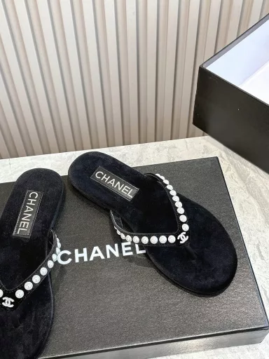 New CHANEL flip-flops!This series is really amazing. How can it be so beautiful!It is really a perfect match for summer. It can be salty or sweet~The upper is made of original velvetThe lining is lambskinGenuine leather outsole
