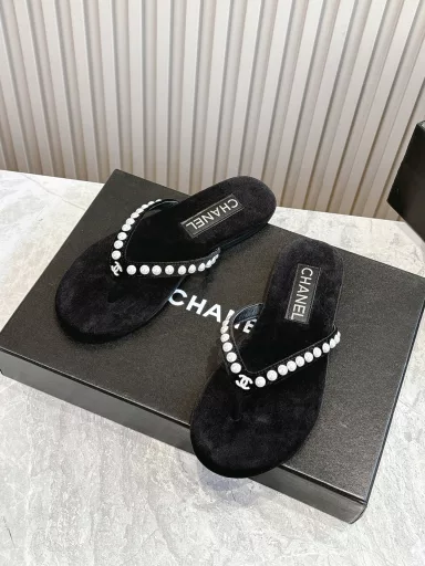 New CHANEL flip-flops!This series is really amazing. How can it be so beautiful!It is really a perfect match for summer. It can be salty or sweet~The upper is made of original velvetThe lining is lambskinGenuine leather outsole