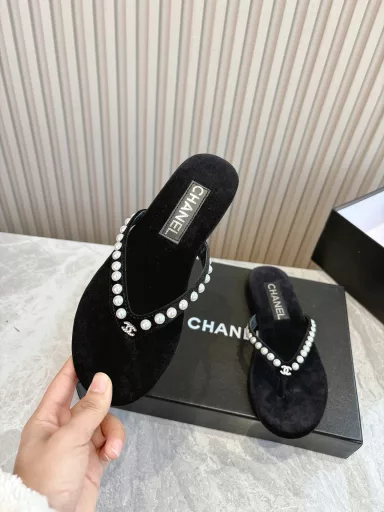 New CHANEL flip-flops!This series is really amazing. How can it be so beautiful!It is really a perfect match for summer. It can be salty or sweet~The upper is made of original velvetThe lining is lambskinGenuine leather outsole