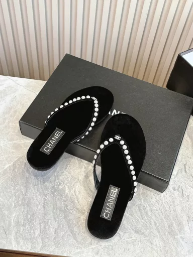 New CHANEL flip-flops!This series is really amazing. How can it be so beautiful!It is really a perfect match for summer. It can be salty or sweet~The upper is made of original velvetThe lining is lambskinGenuine leather outsole