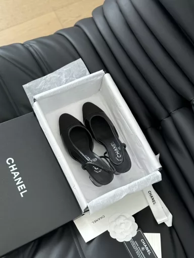 Chanel classic slingback sandalsWe have been making this style for the past few yearsThis year we bought a new version and copied it again.We found that the upper lines and body comfort of the new version have been slightly adjusted! The brand will not say this because the overall appearance is not much different and it does not affect the wear. All colors are now produced according to the latest version! What you buy is the latest classic style of the counter