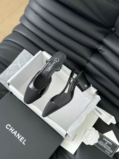Chanel classic slingback sandalsWe have been making this style for the past few yearsThis year we bought a new version and copied it again.We found that the upper lines and body comfort of the new version have been slightly adjusted! The brand will not say this because the overall appearance is not much different and it does not affect the wear. All colors are now produced according to the latest version! What you buy is the latest classic style of the counter