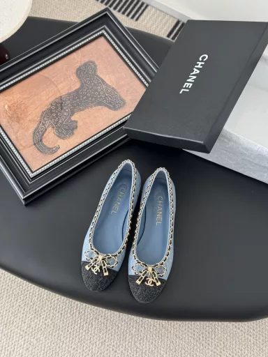 Chanel 25K new chain double C thick heel shoes!1:1 replica of the original, a classic among classicsPerfect for both pants and skirtsThe small round head design is a good way to modify the foot shapeA must-have for fairies!The upper is made of imported lambskinThe lining is top-grade mixed sheepskinImported Italian cowhide outsole