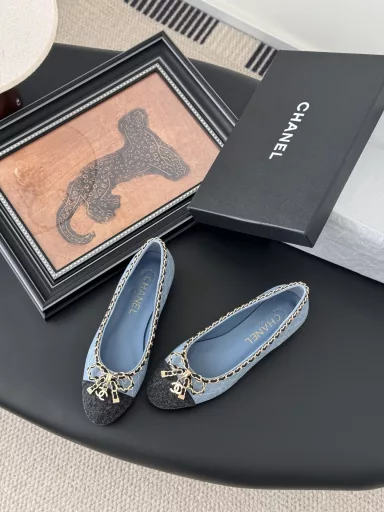 Chanel 25K new chain double C thick heel shoes!1:1 replica of the original, a classic among classicsPerfect for both pants and skirtsThe small round head design is a good way to modify the foot shapeA must-have for fairies!The upper is made of imported lambskinThe lining is top-grade mixed sheepskinImported Italian cowhide outsole