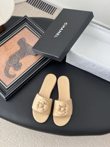 Chanel 25P double C camellia thick-heeled slippers!Upper is made of imported calfskinInner lining is made of cotton sheepskinImported Italian cowhide outsole