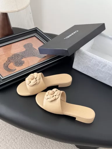 Chanel 25P double C camellia thick-heeled slippers!Upper is made of imported calfskinInner lining is made of cotton sheepskinImported Italian cowhide outsole