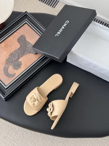 Chanel 25P double C camellia thick-heeled slippers!Upper is made of imported calfskinInner lining is made of cotton sheepskinImported Italian cowhide outsole