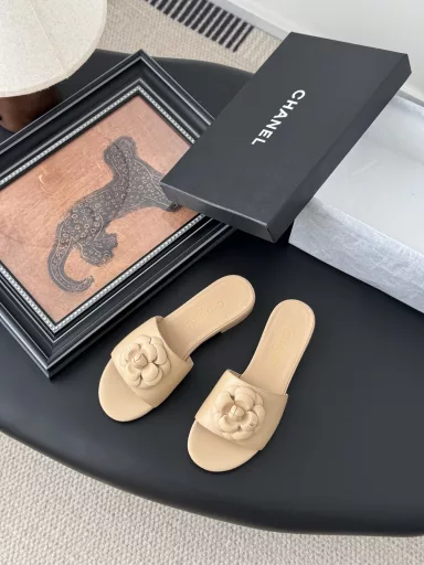 Chanel 25P double C camellia thick-heeled slippers!Upper is made of imported calfskinInner lining is made of cotton sheepskinImported Italian cowhide outsole
