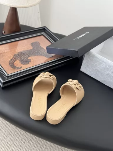 Chanel 25P double C camellia thick-heeled slippers!Upper is made of imported calfskinInner lining is made of cotton sheepskinImported Italian cowhide outsole