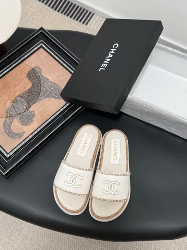 Chanel 25K new double C chain slippersThis season's honey slippers are so beautifulThey make you look slim and tall, so classy!Cow leather upper, sheepskin lining